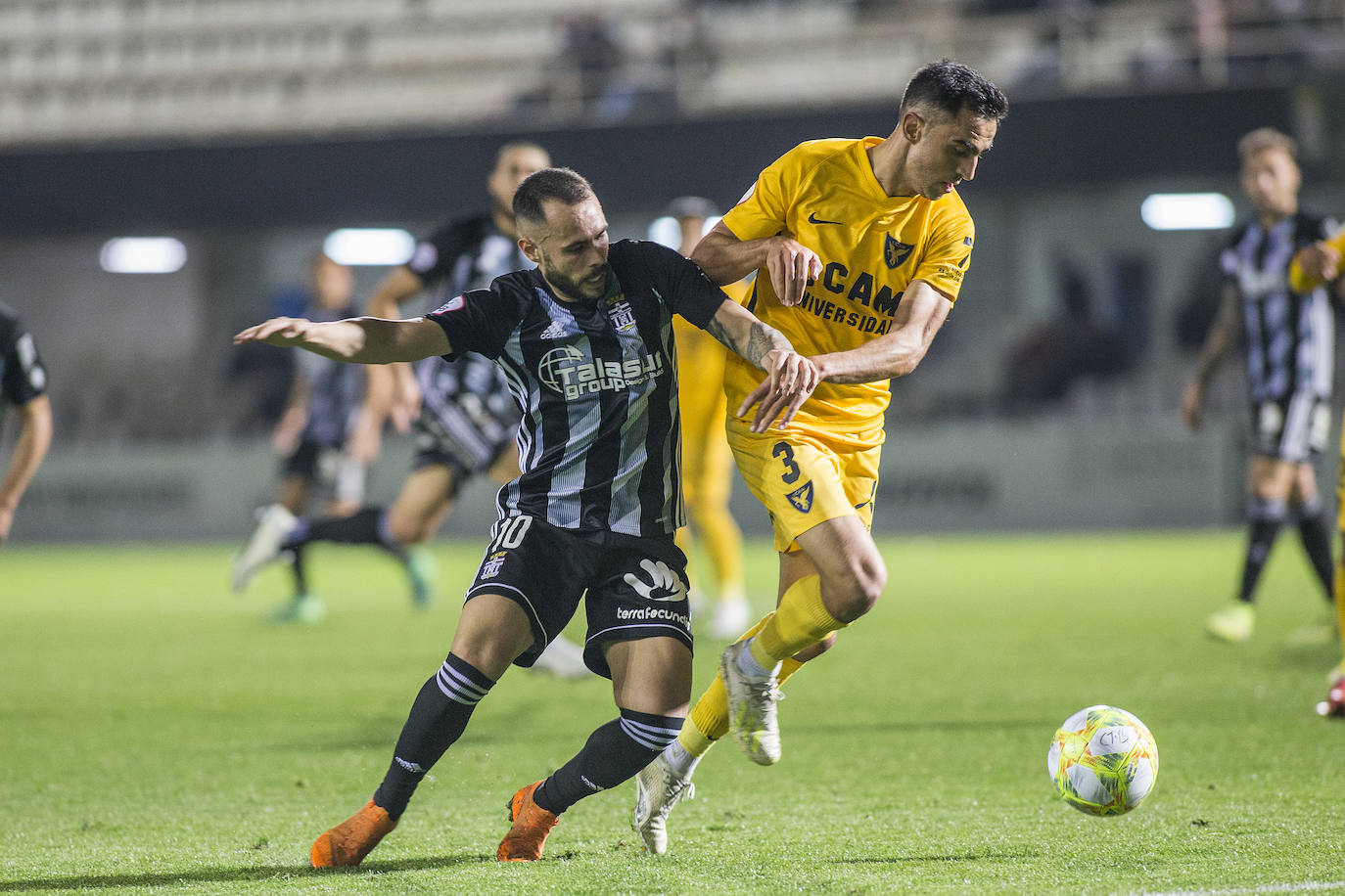 El Cartagena se lleva el partido contra el UCAM Murcia sin demasiada brillantez, pero consigue olvidar su derrota ante el Real Murcia y seguir líder