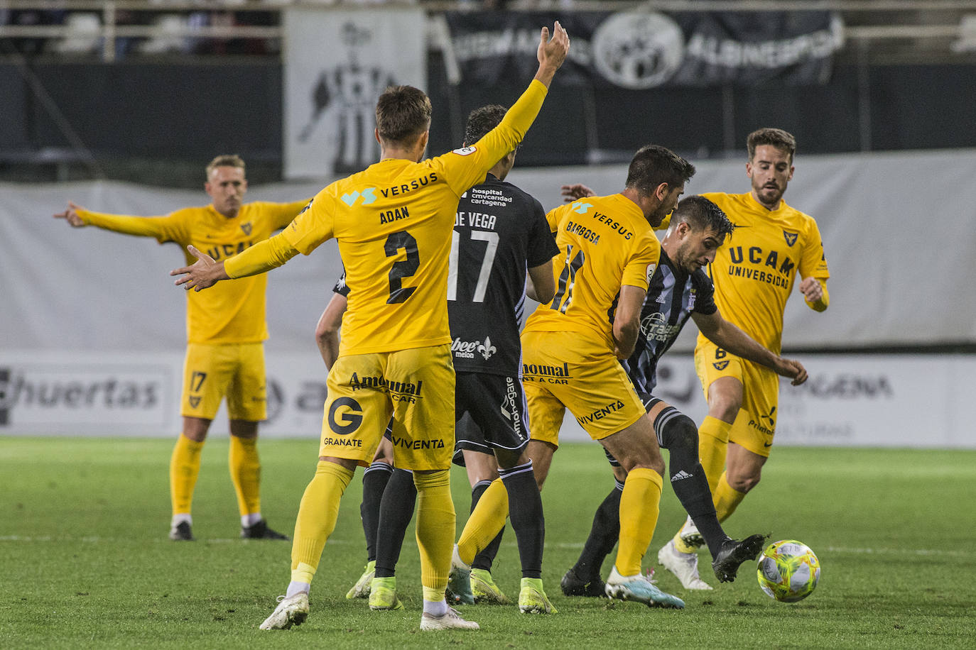 El Cartagena se lleva el partido contra el UCAM Murcia sin demasiada brillantez, pero consigue olvidar su derrota ante el Real Murcia y seguir líder