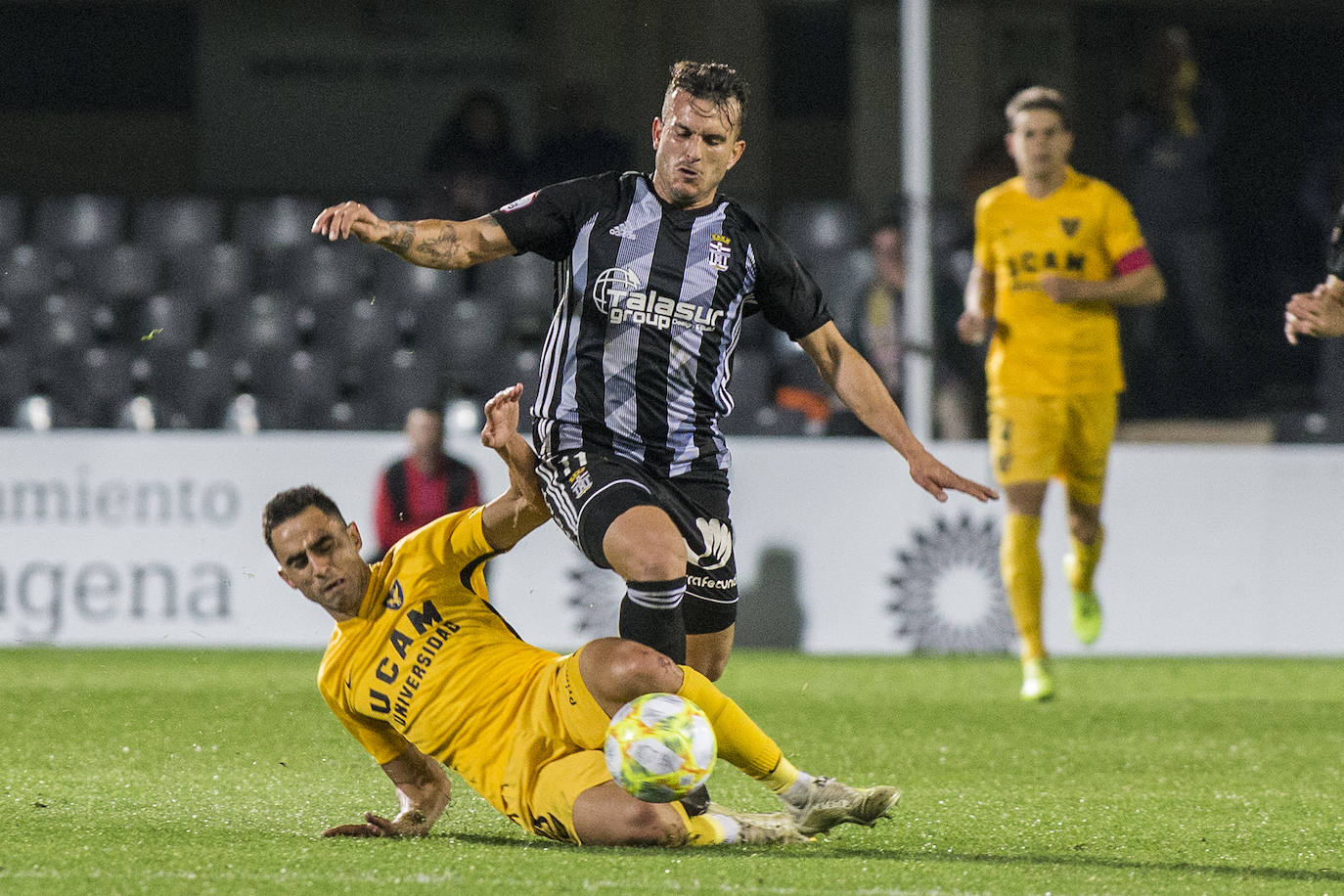 El Cartagena se lleva el partido contra el UCAM Murcia sin demasiada brillantez, pero consigue olvidar su derrota ante el Real Murcia y seguir líder