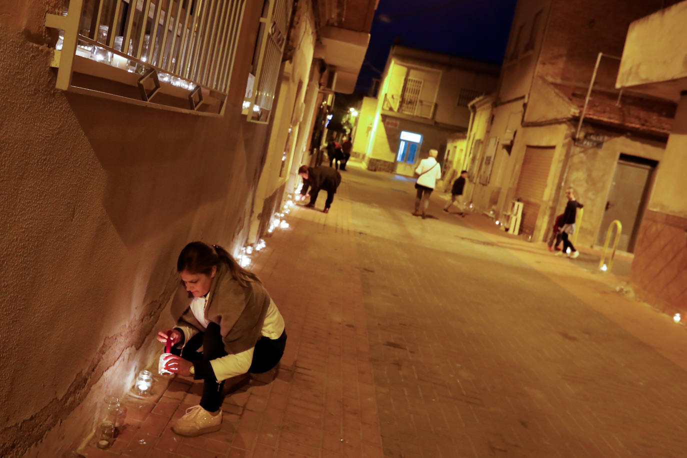 El festival Microacciona finalizó este sábado con un evento que llenó de luz y de actuaciones musicales, artísticas y teatrales el casco antiguo de la localidad