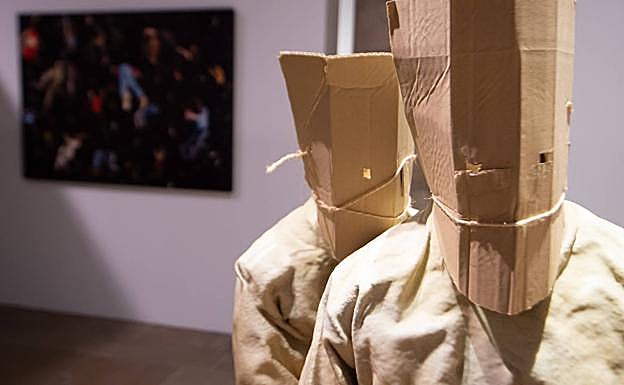 Imagen principal - Arriba, dos figuras de la escultura 'Staring at the sea III', de Juan Muñoz; piezas de la 'Habitación de bambú', de Cristina Iglesias, y 'Mal de hem', de Victoria Civera.