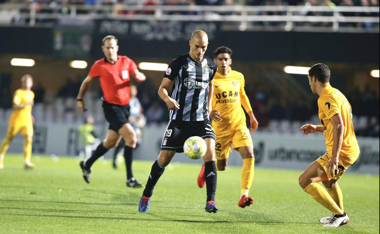 Jovanovic encara a su par durante el partido.