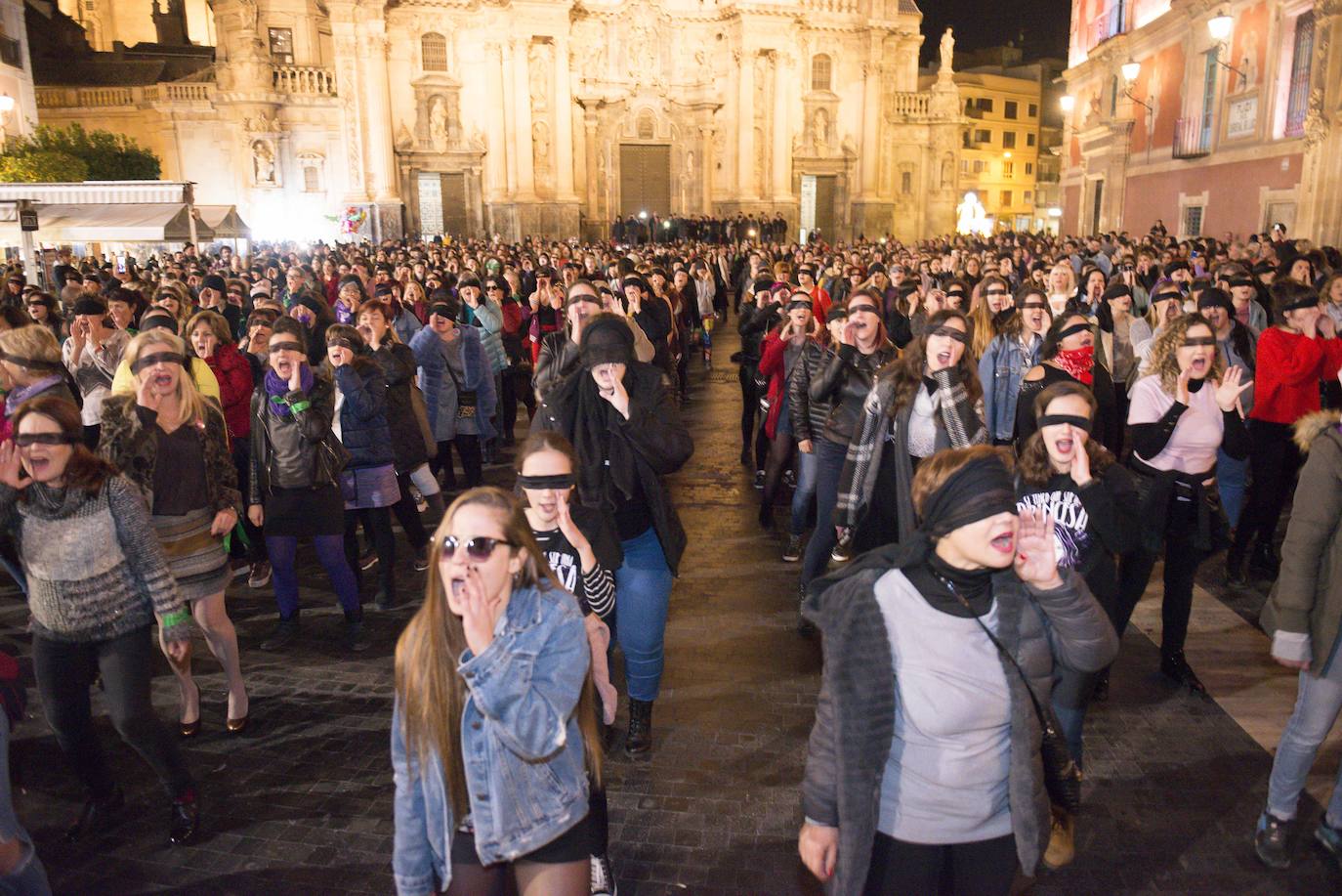 Centenares de mujeres corean en la plaza de Belluga cánticos contra la violencia machista