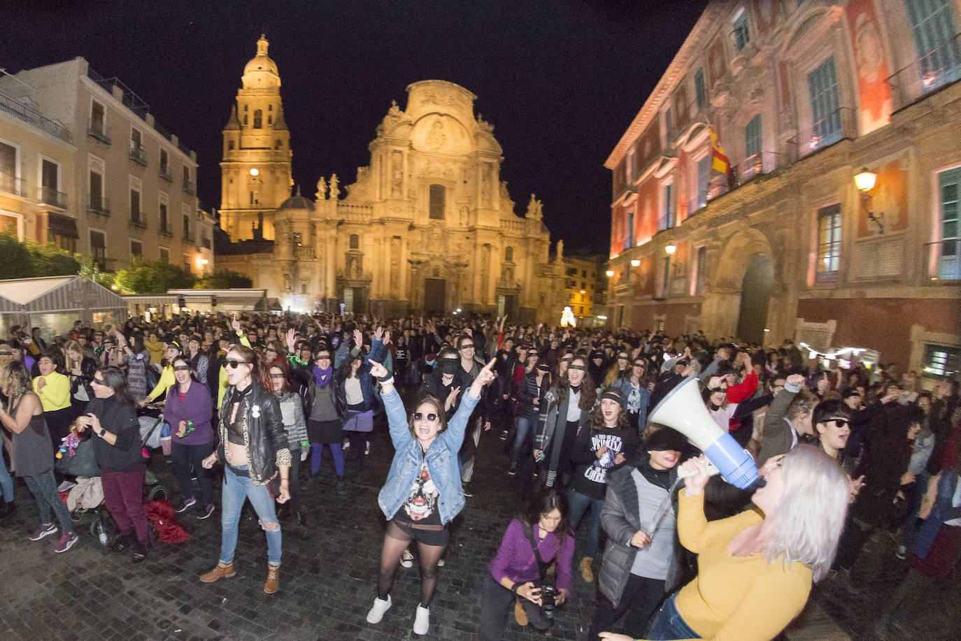 Centenares de mujeres corean en la plaza de Belluga cánticos contra la violencia machista