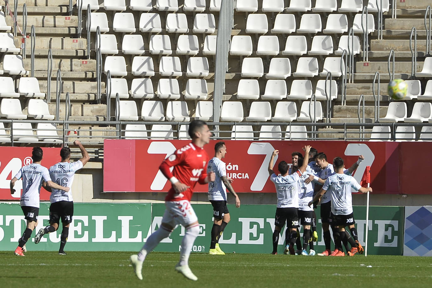 El equipo de Sandroni tira de oficio para llevarse los tres puntos del Enrique Roca, en un duelo en el que los granas no tuvieron ni fútbol ni acierto