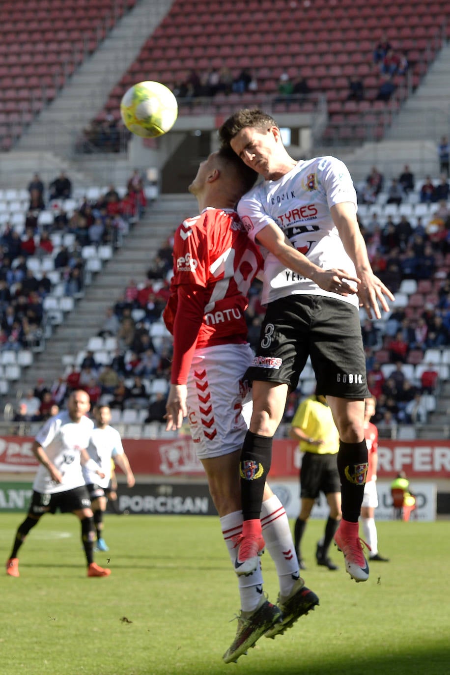 El equipo de Sandroni tira de oficio para llevarse los tres puntos del Enrique Roca, en un duelo en el que los granas no tuvieron ni fútbol ni acierto