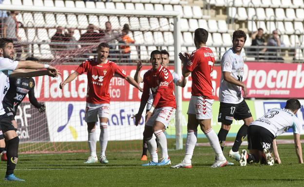 Jugadores del Real Murcia protagonizan una discusión.