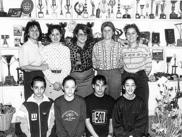 Rosa Centenero, de pie en el centro, con algunas de sus alumnas de la Escuela de Gimnasia, el 28 de mayo de 1991. 