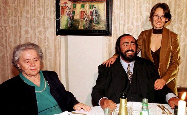 Imagen principal - Luciano Pavarotti junto a su madre Adele y su última compañera, Nicoletta Mantovani, 34 años más joven que él. Con su primera mujer, Adua Veroni, y sus tres hijas, Giuliana, Cristina y Lorenza, en 1981. El tenor en la intimidad de su camerino en la Ópera de Chicago en los años 80.