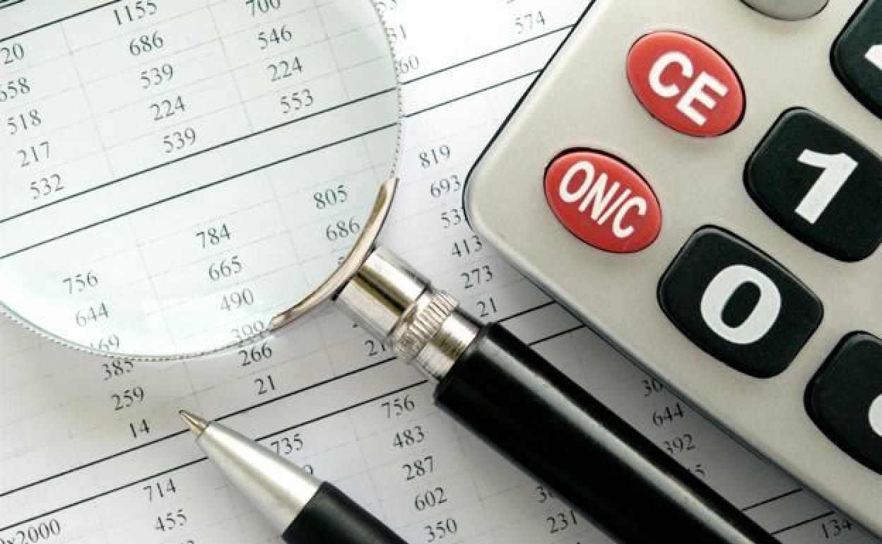 Calculadora y datos en un folio en una foto de archivo.