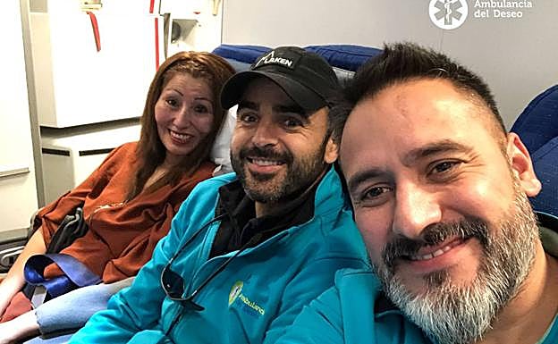 Graciela, junto a los dos voluntarios de La Ambulancia del Deseo, en el avión.