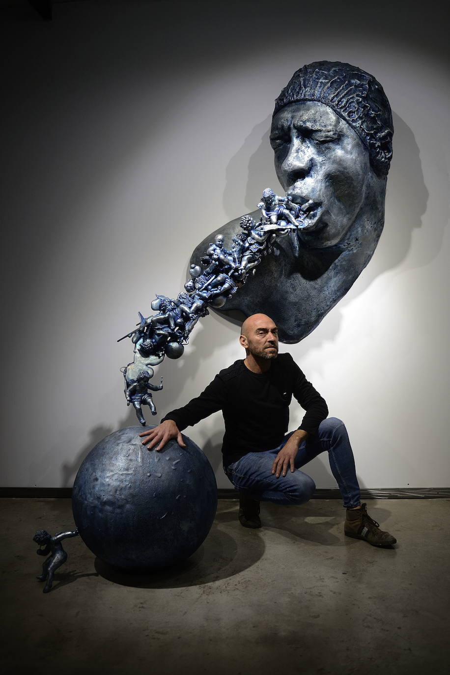 El artista yeclano muestra una colección de esculturas de aluminio