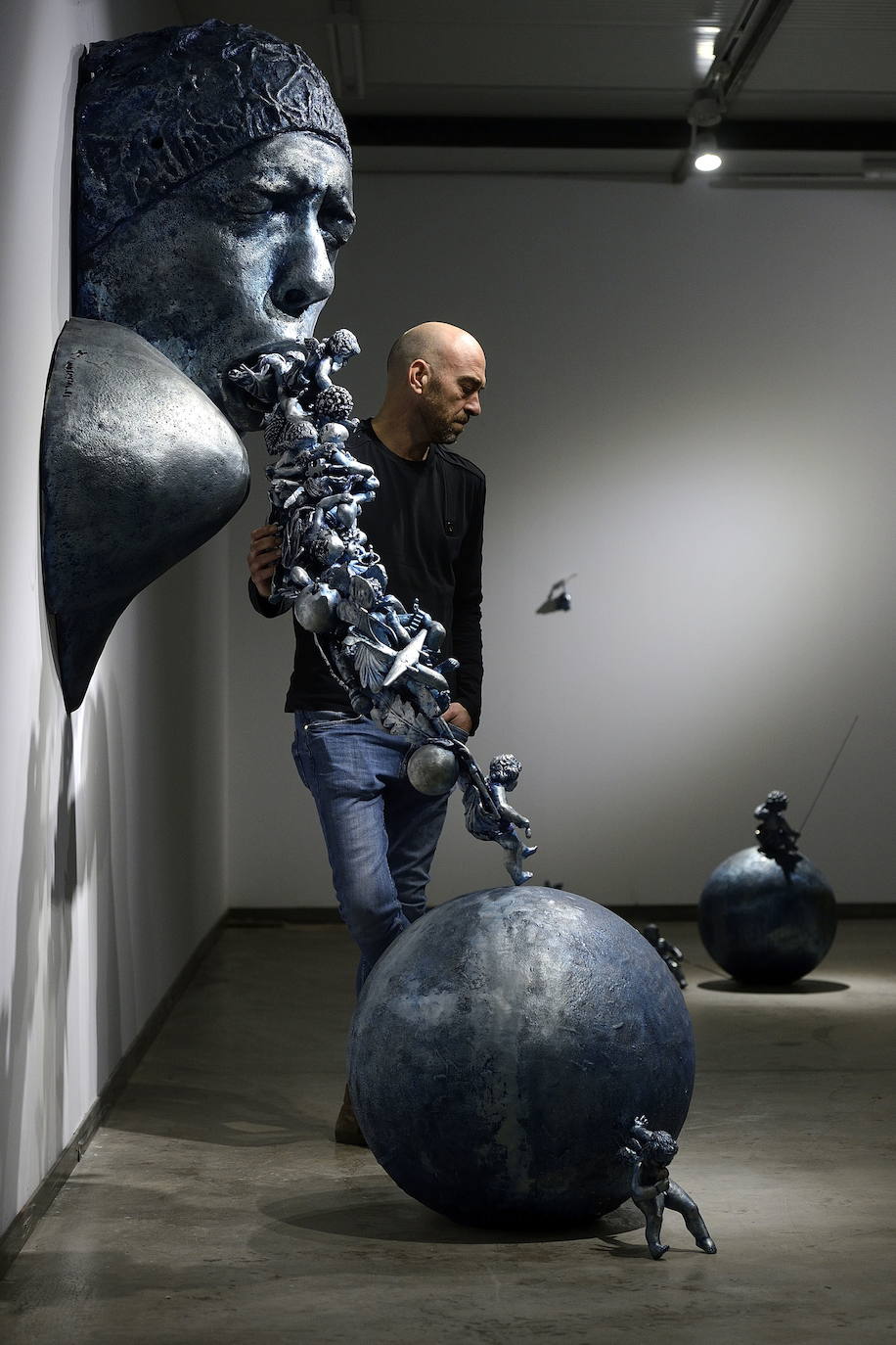 El artista yeclano muestra una colección de esculturas de aluminio