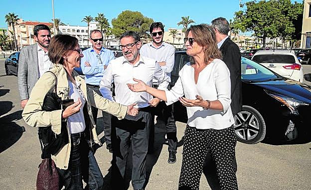 La ministra Ribera (dcha.), en su visita al Mar Menor en octubre, saluda a Francisca Baraza, junto al delegado y el consejero Luengo. 