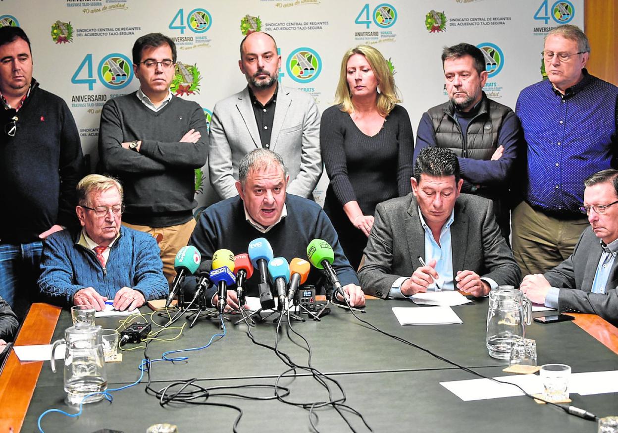 Los dirigentes del Trasvase de la Región, Alicante y Almería, ayer en Murcia. 