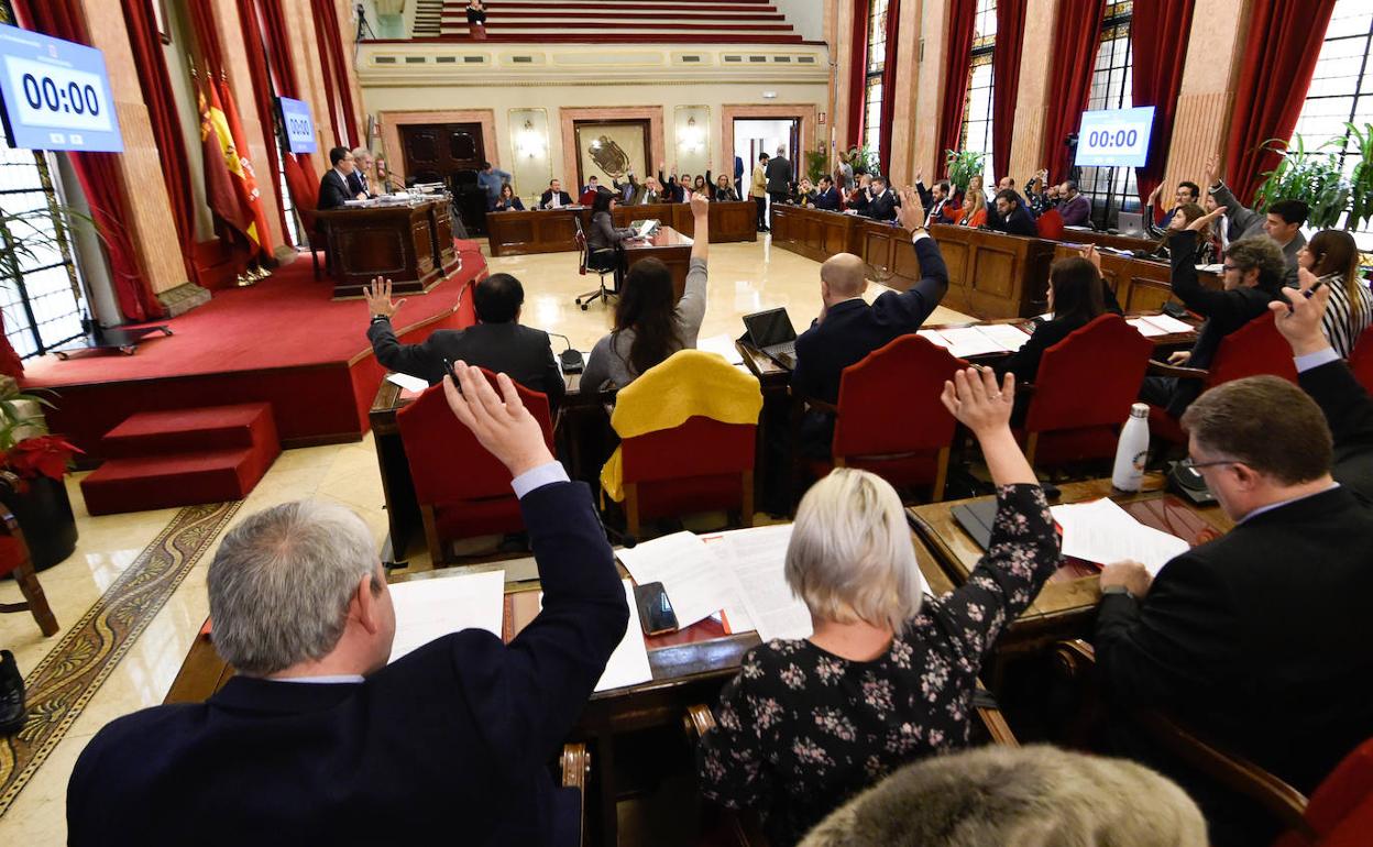 Los concejales de la Corporación durante una de las votaciones. 