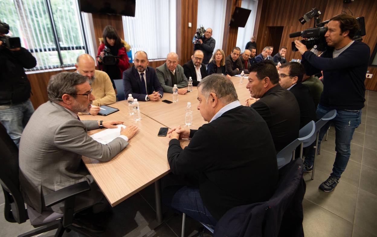 El delegado del Gobierno, Francisco Jiménez, reunido ayer con los regantes del Trasvase. 