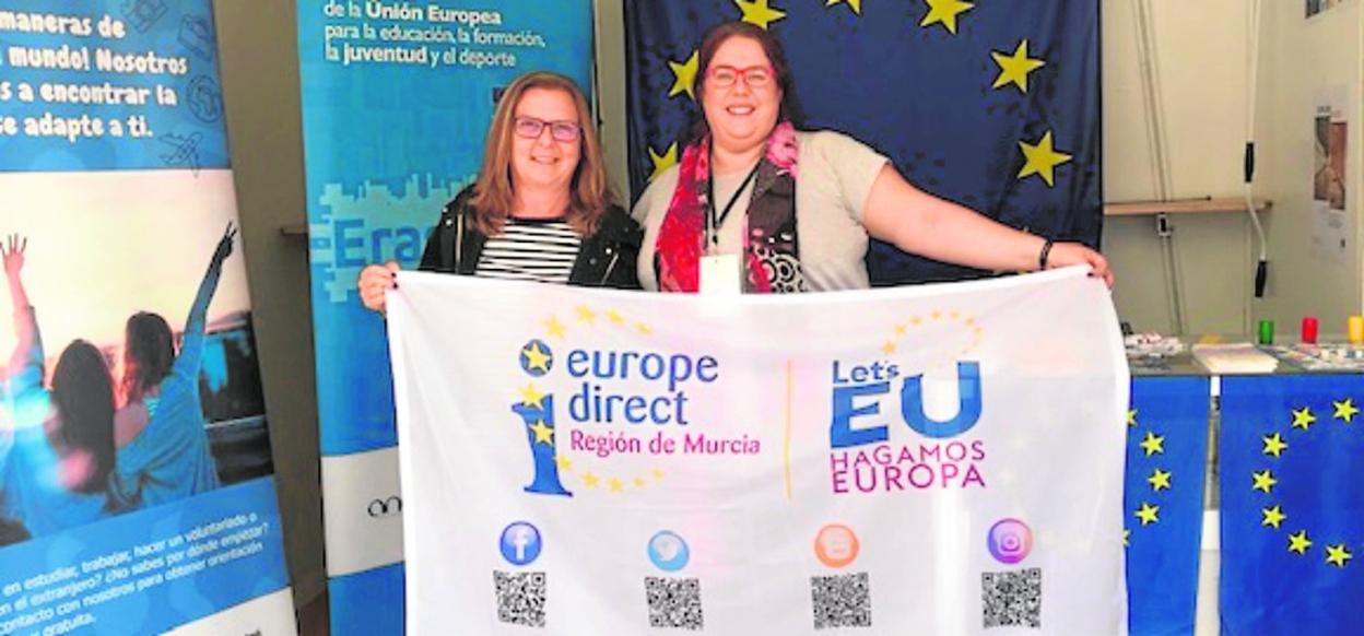 Teresa Allepuz Ros, directora de Europe Direct Región de Murcia, con María Amor Martínez Mendoza, responsable de la Red Eurodesk en el Ayuntamiento de Cartagena. 