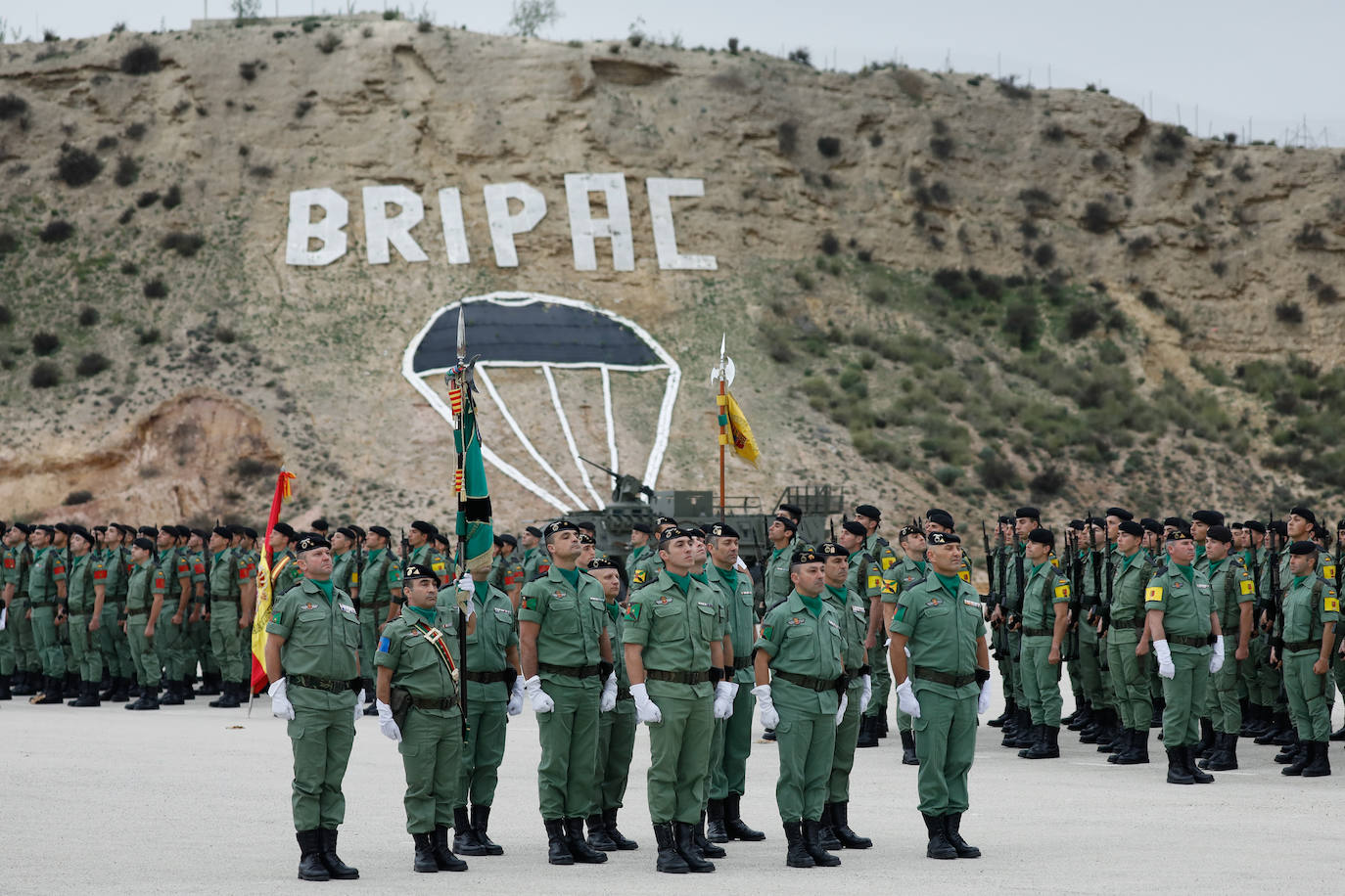 Las instalaciones del acuartelamiento de Santa Bárbara, en la pedanía murciana de Javalí Nuevo, acogieron este viernes la ceremonia de entrega de mando del Regimiento de Infantería 'Zaragoza nº5', en la que tomó posesión del cargo el coronel Francisco Herrera Cruz, que ha venido a reemplazar a José Ruipérez. 