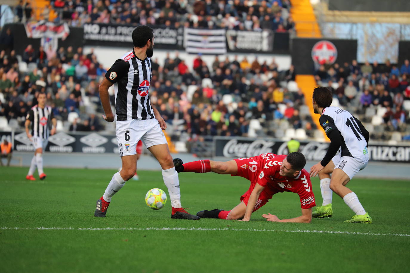 El conjunto grana firma una actuación positiva en el campo del segundo clasificado pero el resultado no le sirve para alejarse del descenso