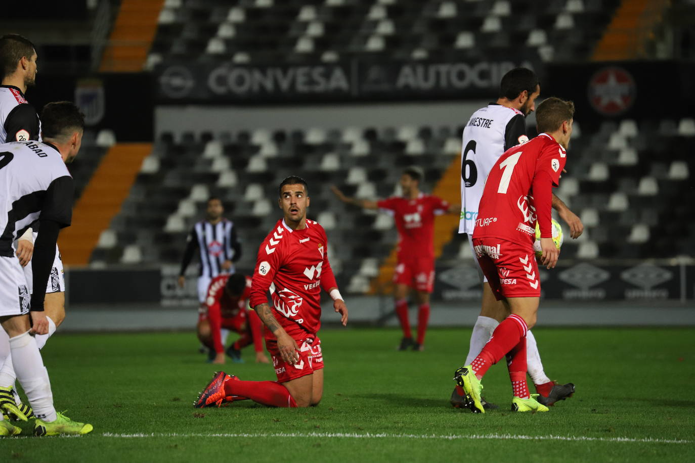 El conjunto grana firma una actuación positiva en el campo del segundo clasificado pero el resultado no le sirve para alejarse del descenso