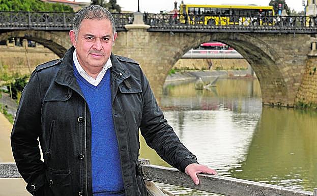 Lucas Jiménez, junto al Puente de los Peligros de Murcia. :: 