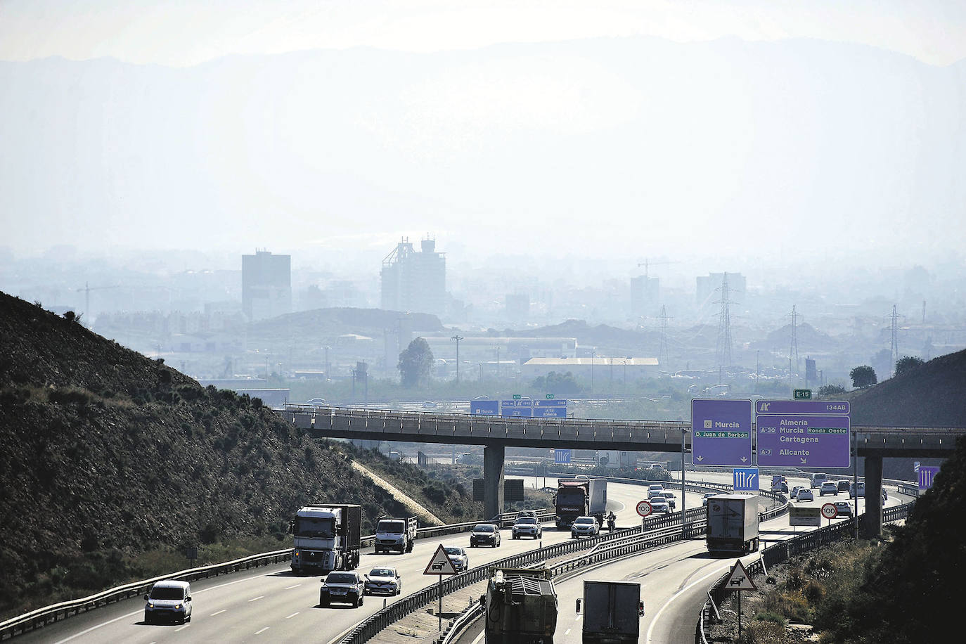 05-01-19. Malos humos. La afluencia de coches en los accesos a la ciudad obliga a activar el protocolo por contaminación atmosférica, en especial los niveles de partículas en suspensión PM10. El aumento de la contaminación lleva al Ayuntamiento de Murcia a pedir a los murcianos que eviten acceder al centro en coche y aparque en estacionamientos disuasorios. La intrusión de polvo sahariano es la causa natural de otros episodios de alerta que se registran a lo largo del año, y provocan la aparición de una ‘boina’ de contaminación sobre la ciudad. :: Guillermo Carrión / AGM