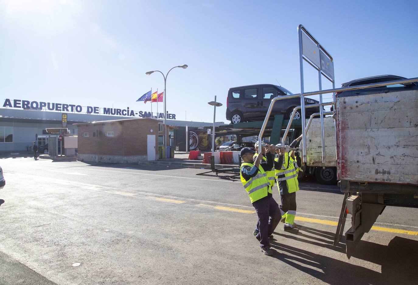 13-01-19. San Javier despide a su último pasajero y pone fin a ciencuenta años de vuelos comerciales. :: NACHO GARCÍA / AGM