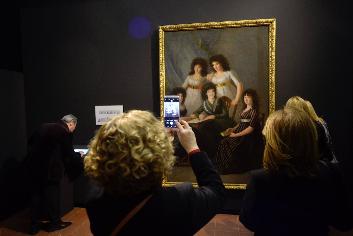 22-01-19. La Sala Verónicas y el Palacio Almudí de Murcia inauguran la muestra histórica ‘Floridablanca. La sombra del rey’, que reúne más de 300 obras. La exposición acerca al público la vida y la trayectoria de José Moñino y Redondo, primer conde de Floridablanca y fiel intérprete del ideario político de Carlos III. Obras del Museo del Prado, del Thyssen-Bornemisza, del Arqueológico Nacional o la Biblioteca Nacional, además de otras pertenecientes a algunas de las colecciones privadas más importantes del país, se exponen en los casi 1.800 metros cuadrados de la muestra, que recibe a miles de visitantes. :: Nacho García / AGM