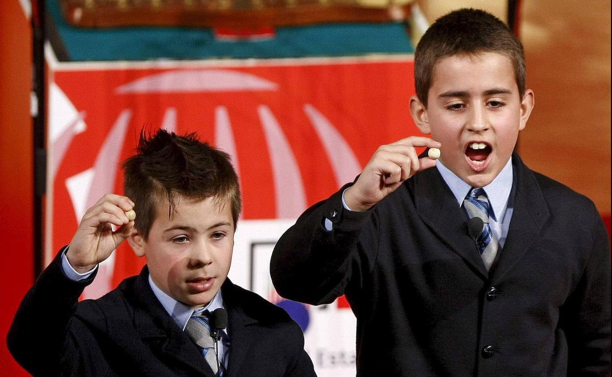 Imagen de archivo de dos niños de San Ildefonso.