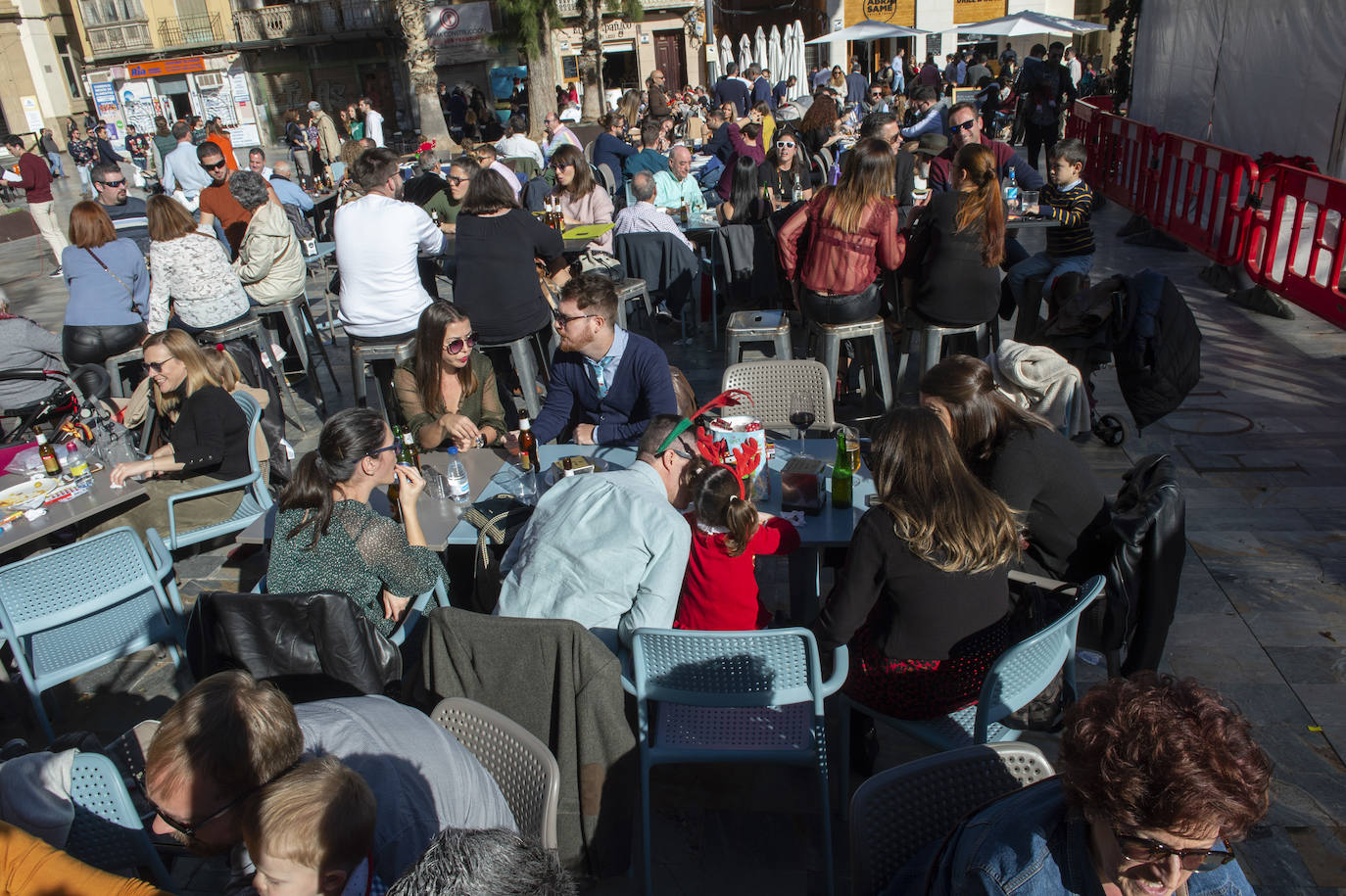 Miles de personas tomaron las calles este martes desde la hora de comer para celebrar la Nochebuena junto a familiares y amigos