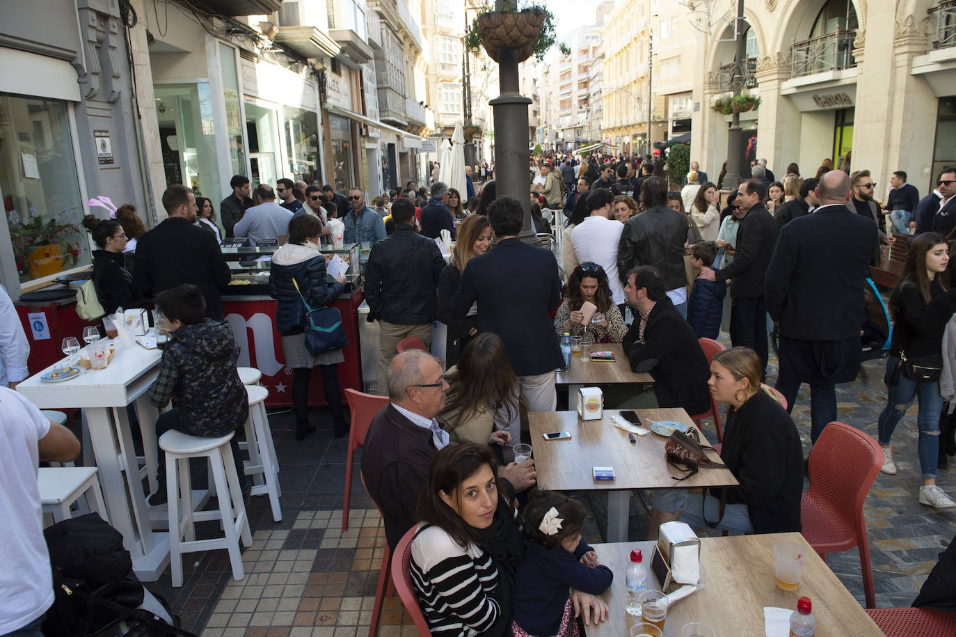 Miles de personas tomaron las calles este martes desde la hora de comer para celebrar la Nochebuena junto a familiares y amigos