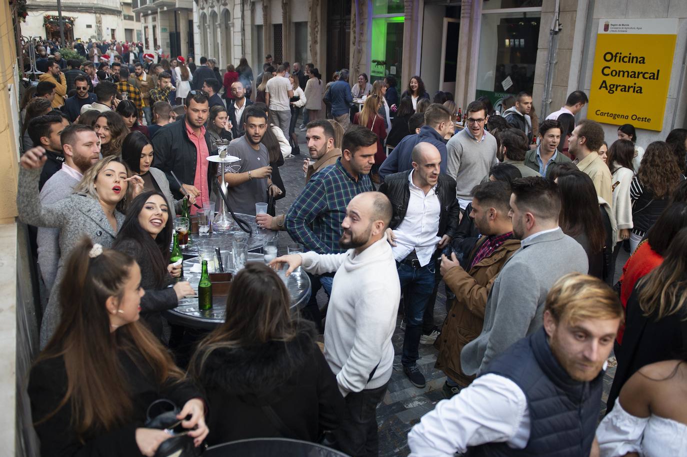 Miles de personas tomaron las calles este martes desde la hora de comer para celebrar la Nochebuena junto a familiares y amigos