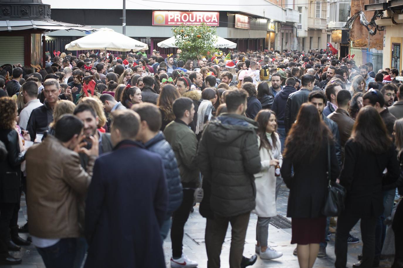 Miles de personas tomaron las calles este martes desde la hora de comer para celebrar la Nochebuena junto a familiares y amigos