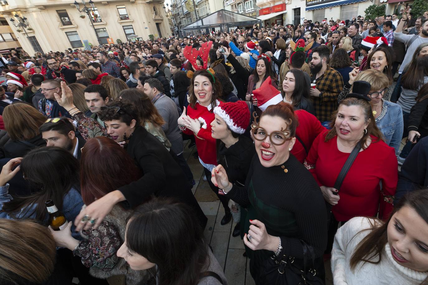Miles de personas tomaron las calles este martes desde la hora de comer para celebrar la Nochebuena junto a familiares y amigos