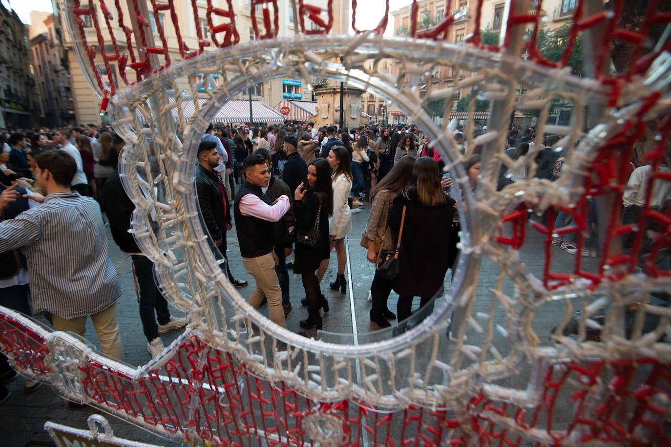 Miles de personas tomaron las calles este martes desde la hora de comer para celebrar la Nochebuena junto a familiares y amigos