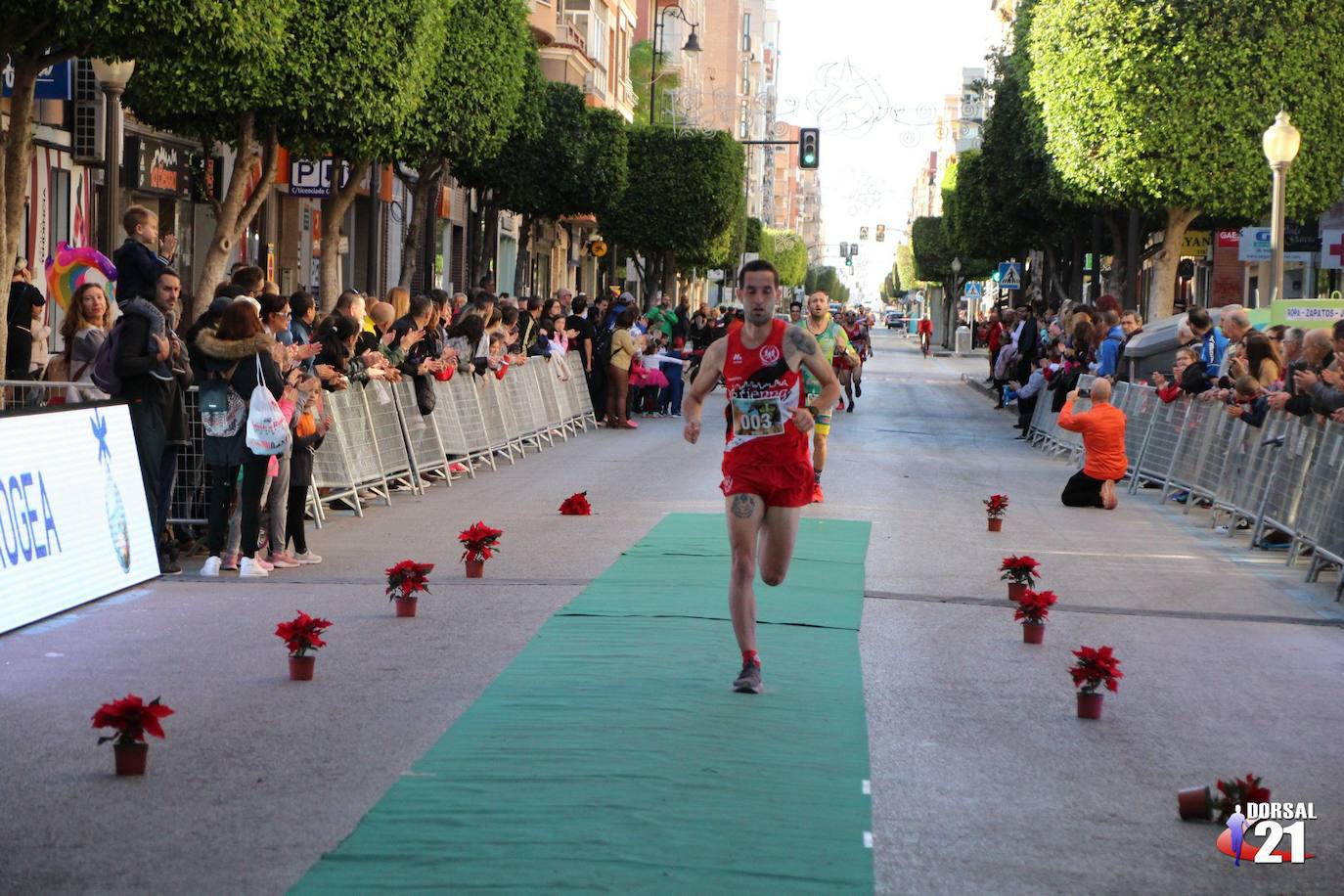 El corredor del UCAM Cartagena completa los cinco kilómetros en 15:33 minutos, por los 18:34 para la atleta del Club Atletismo Puertas Lorca