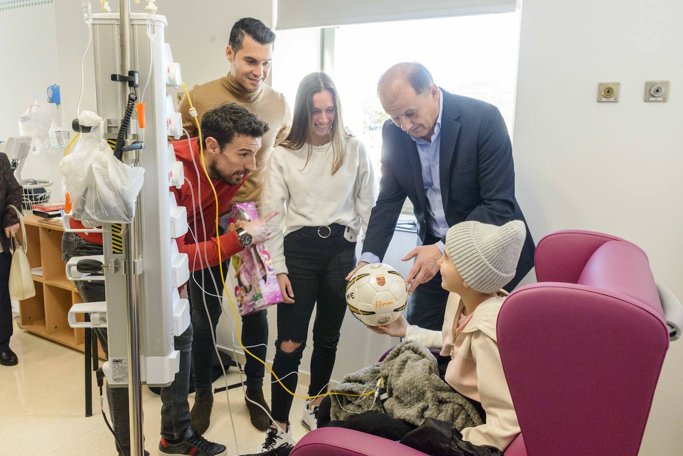 Jugadores como Pedro León, Patric Gabarrón o Eva Navarro llevaron camisetas firmadas, balones y otros jueguetes a más de 70 menores de la unidad infantil del hospital