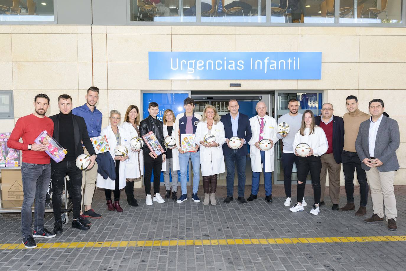 Jugadores como Pedro León, Patric Gabarrón o Eva Navarro llevaron camisetas firmadas, balones y otros jueguetes a más de 70 menores de la unidad infantil del hospital