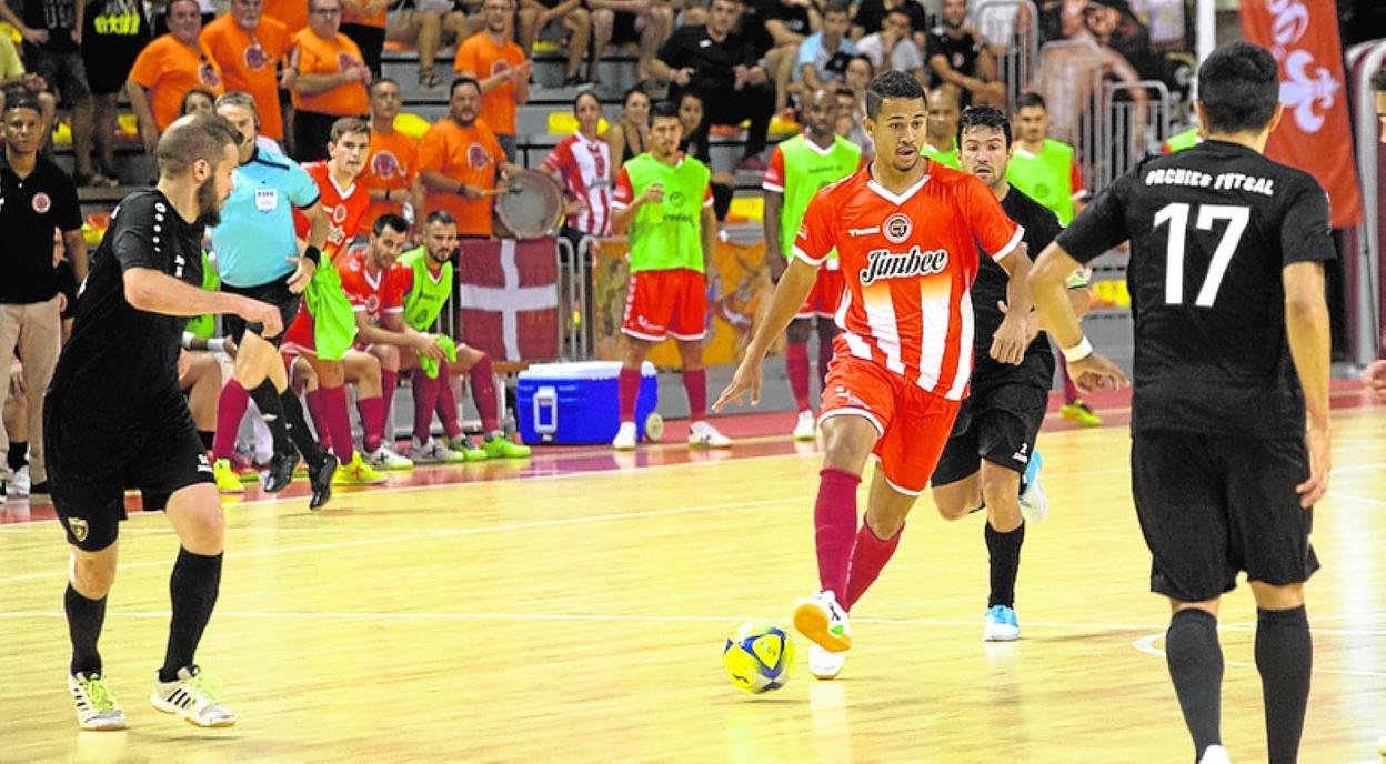 Thalles, con el balón, en un partido con el Jimbee. 