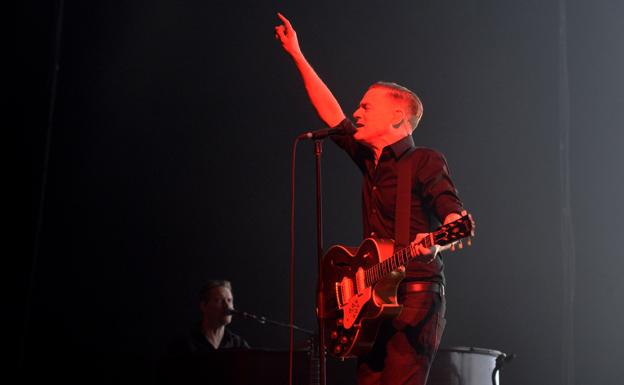 Bryan Adams, en un momento del concierto en Murcia.