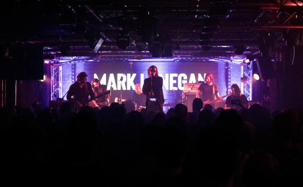 Mark Lanegan junto a su banda, en una abarrotada Sala REM.