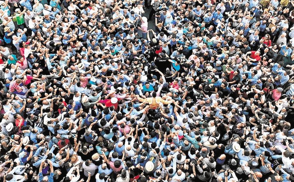 El torero lorquino Paco Ureña sale a hombros de Las Ventas, aclamado por una multitud y con una costilla rota.