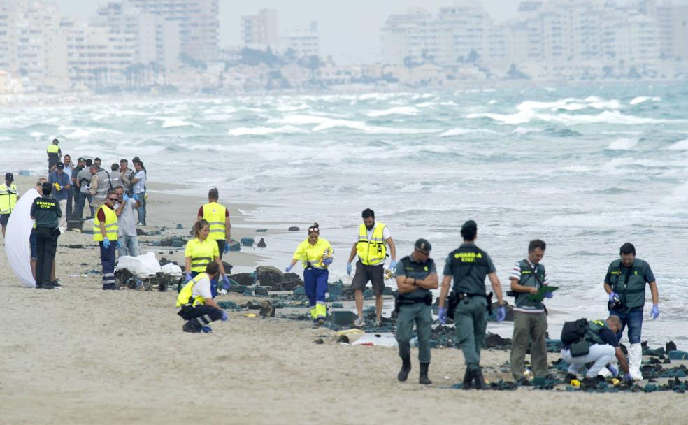 Agentes de la Guardia Civil y sanitarios trabajan en la zona donde se estrelló el caza C-101 que pilotaba el comandante Francisco Marín, en La Manga.