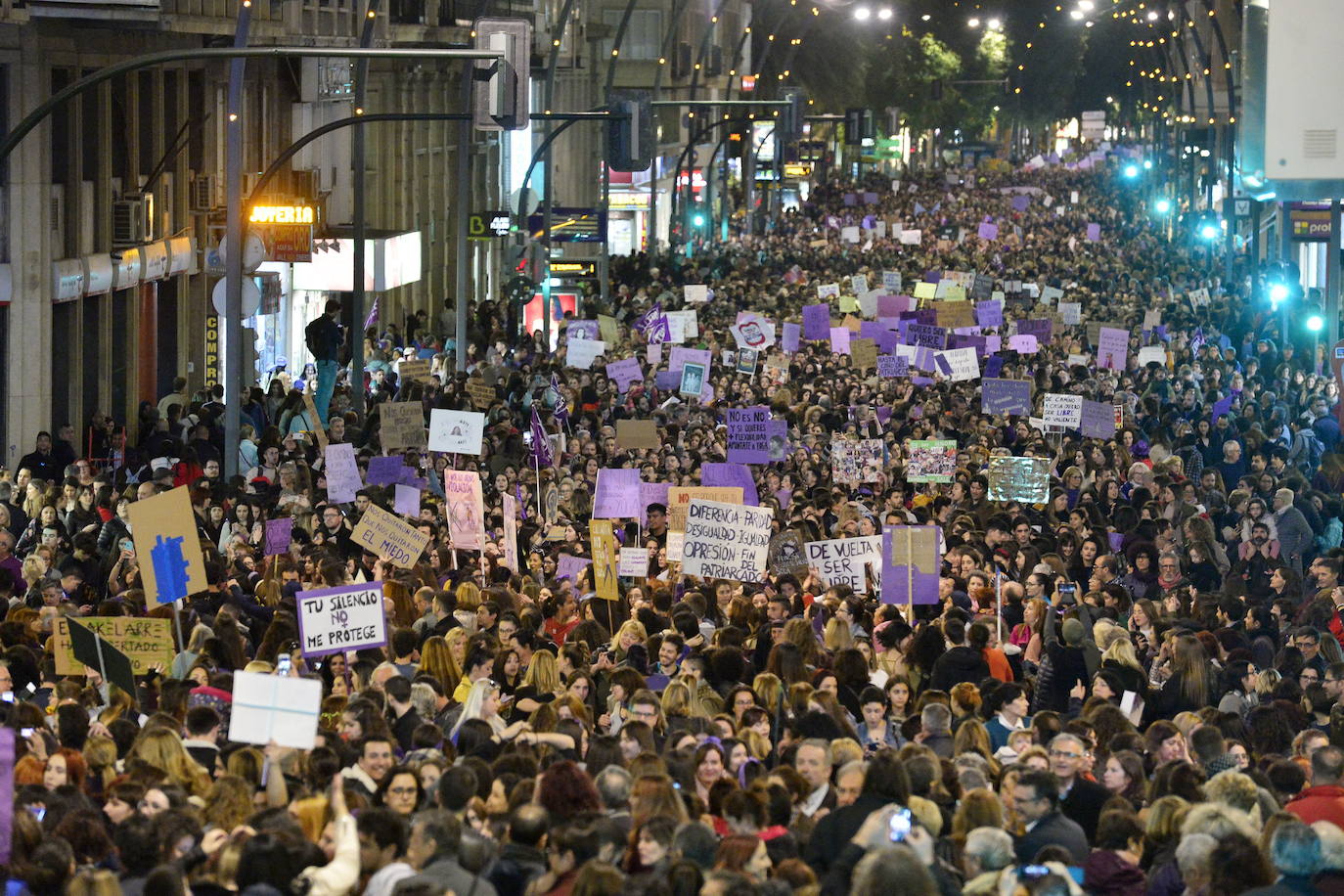 08-03-2019. El feminismo toma las calles para mostrar su fuerza y hacerse oír con una oleada de voces que exigen igualdad en otro 8-M histórico. El éxito de la gran movilización para reclamar el fin de la discriminación social y laboral de la mujer se repite a lo largo y ancho de la Comunidad y culmina con la gran manifestación que recorre por la tarde el centro de Murcia convocada por los colectivos que integran el Movimiento Feminista en la Región. Otra jornada histórica de lucha por la equiparación para dejar patente que en el último año no se ha hecho lo suficiente para corregir la desigualdad, para acabar con la brecha salarial, poner fin al acoso y erradicar la lacra de la violencia de género. En España, más de seis millones de trabajadores secundan los paros y las multitudinarias manifestaciones. :: Vicente Vicéns / AGM