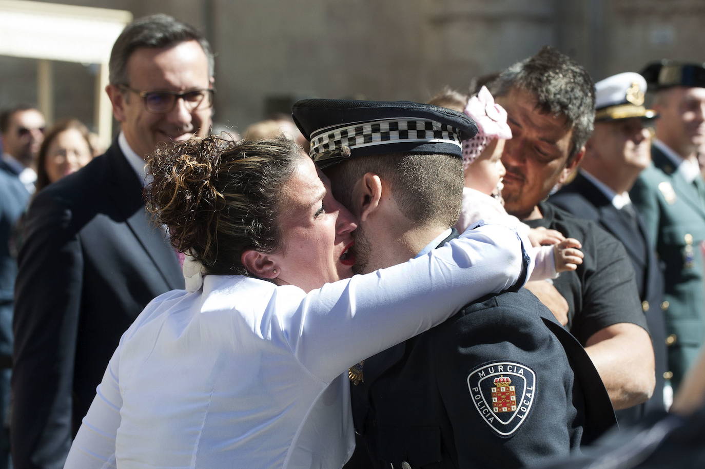 16-03-2019. Amanda agradece emocionada al policía local Adrián que salvó de morir atragantada a su bebé Thais su actuación en la celebración del patrón de los agentes :: Javier Carrión / AGM