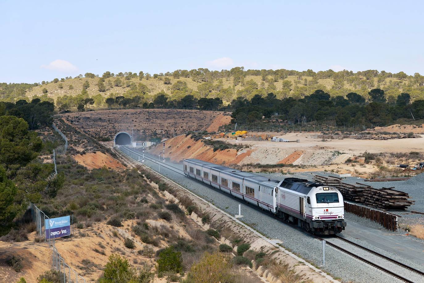 22-03-2019. La variante ferroviaria de Camarillas, una de las infraestructuras más demandadas por la Región de Murcia, se estrena sin brillo institucional con el primer tren Altaria procedente de Madrid por limitaciones impuestas a los partidos por la ley electoral. La obra supone un paso adelante, pero no el objetivo final, que para el PP es el AVE, y para los empresarios el desdoblamiento de esta línea. Renfe programa cinco trenes entre Madrid y Murcia y dos en dirección contraria, que pueden cruzar por la variante a una velocidad máxima de 180 kilómetros por hora, tres veces más rápido que por el viejo trazado y con mayor seguridad. :: Nacho García / AGM