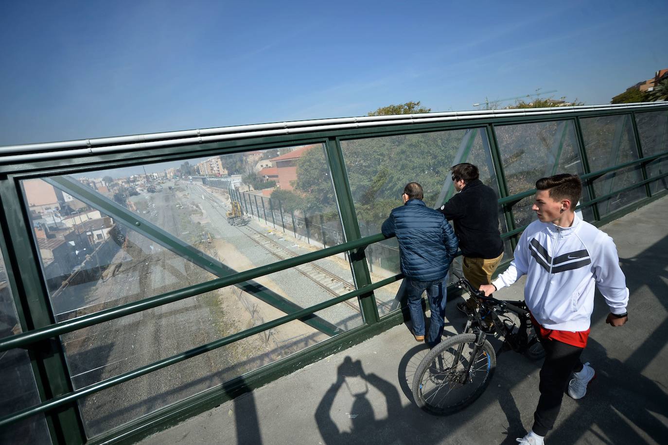 20-03-2019. Pasarela hacia el soterramiento. Los vecinos de Santiago el Mayor estrenan con un deje agridulce la imponente pasarela peatonal, de siete metros de altura y 26,5 de longitud, habilitada para facilitar la movilidad de los vecinos hasta que concluyan las obras del soterramiento de las vías en la zona. El polémico paso a nivel de Santiago el Mayor queda clausurado a coches y peatones un día antes. :: Nacho García / AGM