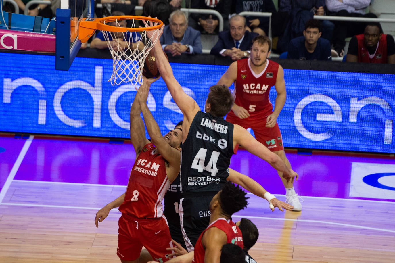 El UCAM cedió por la mínima un desastroso partido contra un Bilbao menos malo para sumar su séptima derrota seguida