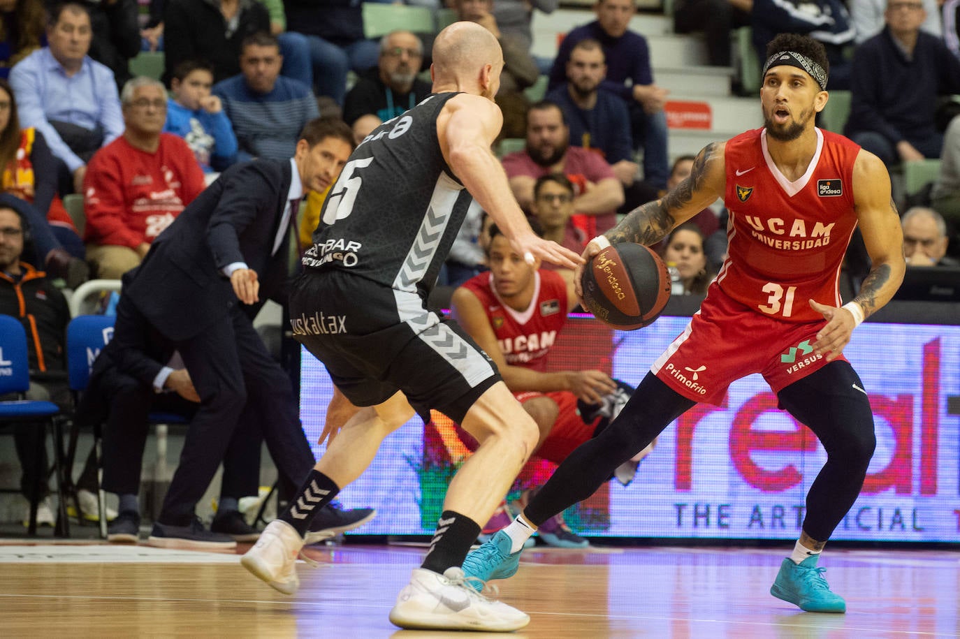 El UCAM cedió por la mínima un desastroso partido contra un Bilbao menos malo para sumar su séptima derrota seguida